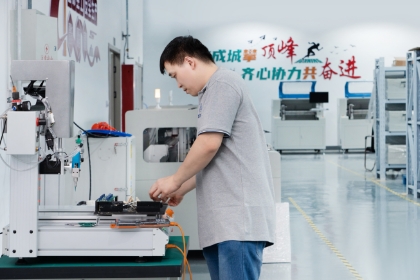 人工分板機(jī)與在線分板機(jī)的區(qū)別